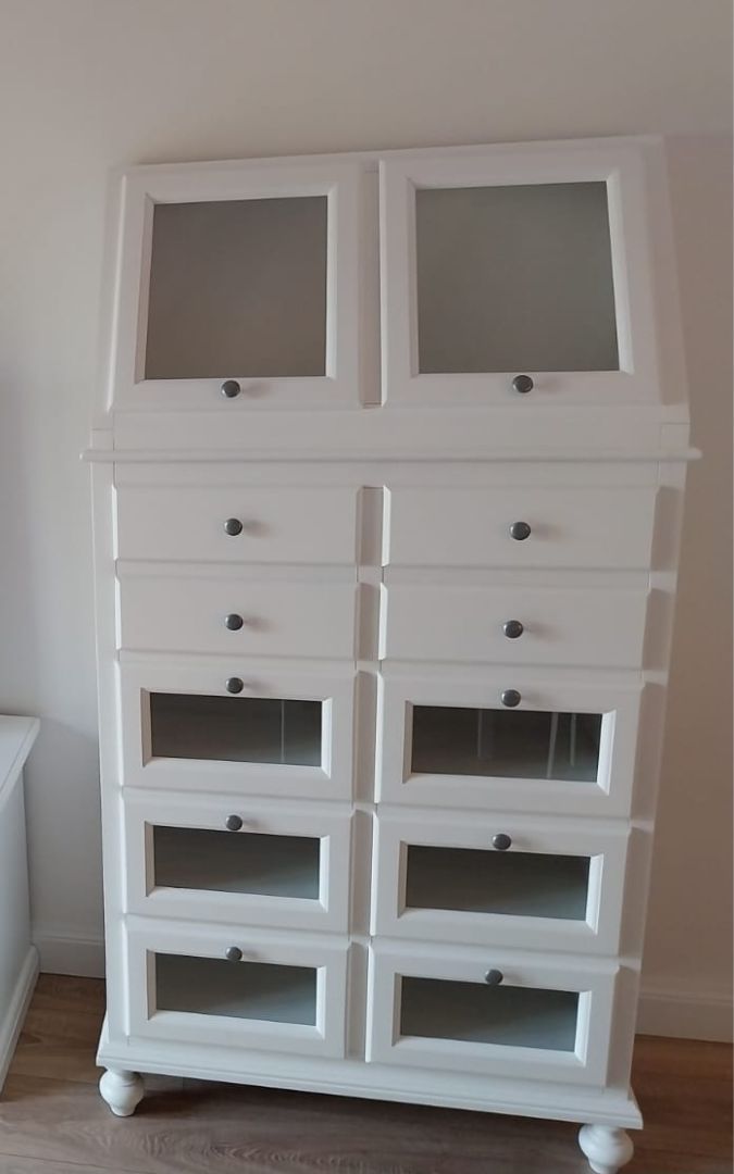 Mobile dispensa bianco in legno con dieci cassetti e vetrinette, design elegante.